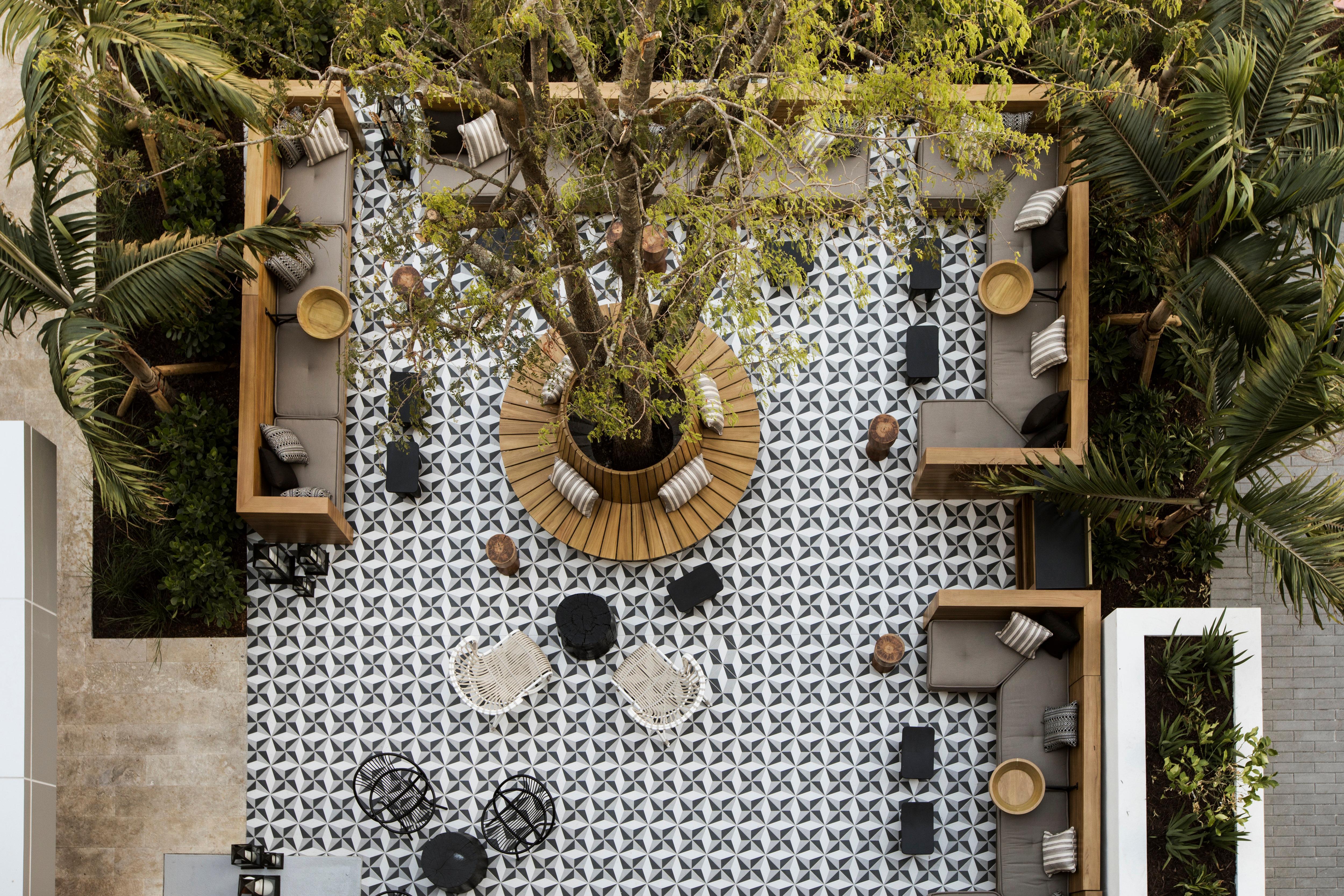 Kimpton Angler'S Hotel South Beach By Ihg Μαϊάμι Μπιτς Εξωτερικό φωτογραφία The courtyard of the hotel