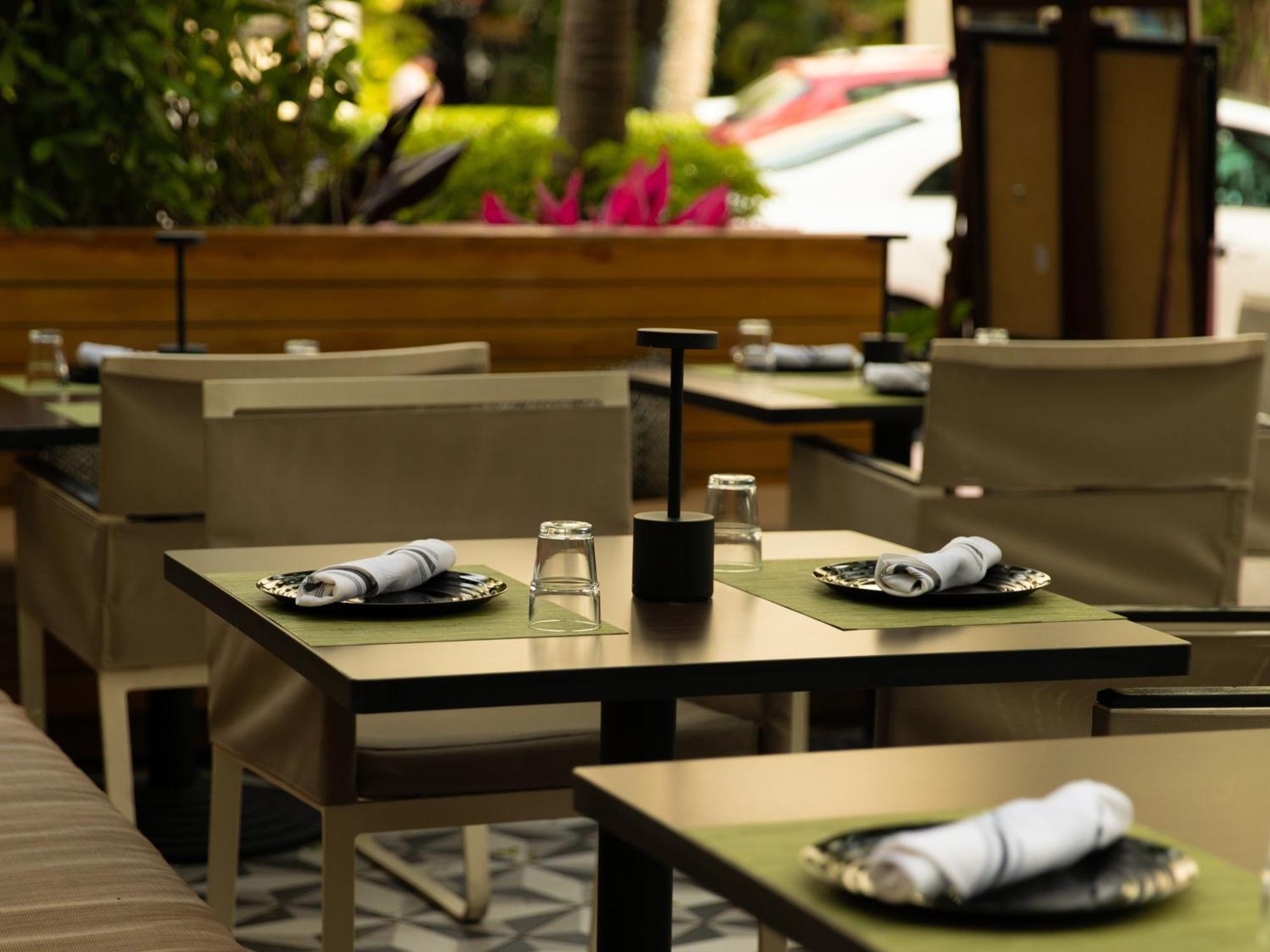 Kimpton Angler'S Hotel South Beach By Ihg Μαϊάμι Μπιτς Εξωτερικό φωτογραφία The patio at the restaurant